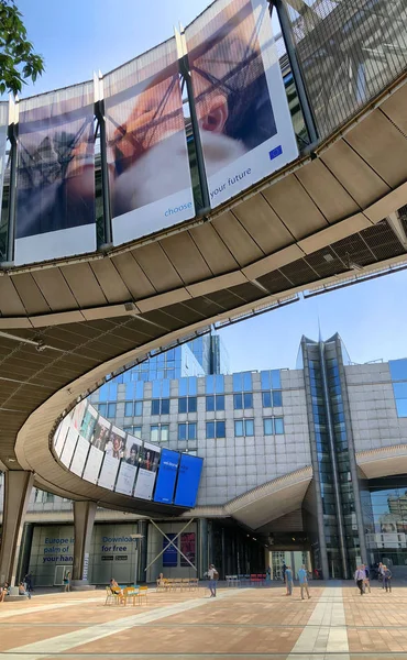 Bruksela, Belgia, czerwiec, 2019, nowoczesny budynek na promenadzie Parlamentu Europejskiego w dzielnicy Europejskiej w Brukseli, Belgia. — Zdjęcie stockowe