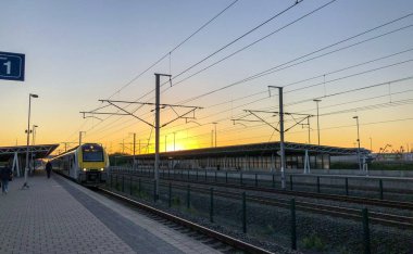 Brecht, Belçika-Haziran 2019: Brecht 'deki Noorderkempen tren istasyonunda bir banliyö treni gündoğumu