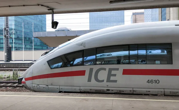 Bruxelas, Bélgica - Junho de 2018: comboio ICE entre os Países Baixos e a Alemanha numa plataforma em Bruxelas Norte — Fotografia de Stock