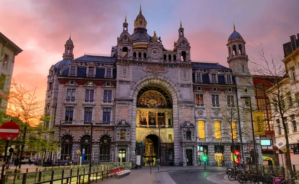 Antwerpia, Belgia-czerwiec 2019: Antwerpia Centralna stacja kolejowa o wschodzie słońca — Zdjęcie stockowe
