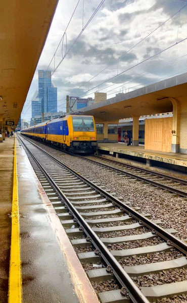 Brüsszel, Belgium-június 2019: a brüsszeli északi pályaudvarra érkező vonatok. — Stock Fotó