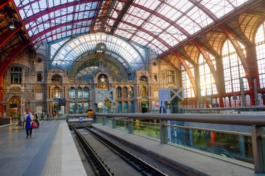 Antwerp, Belçika-Mayıs 2019: güzel, tarihi ve anıtsal Antwerp Tren Istasyonu Içinde yolcular için platformda bekleyen trenler.