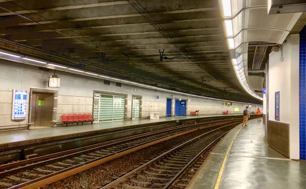 Empty railroad and platform of the Brussels-Luxembourg railway station — Stock Photo, Image