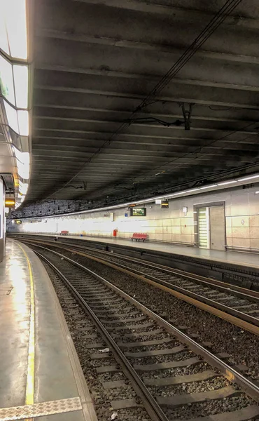 Ferrocarril y plataforma vacíos de la estación ferroviaria Bruselas-Luxemburgo —  Fotos de Stock