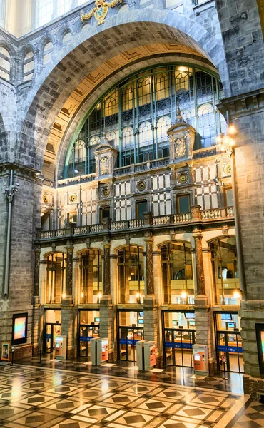 Antverpy, Belgie-červen 2019: Interiér centrálního vlakového nádraží v Antverpách se sluncem svítícíma skleněnými okny — Stock fotografie