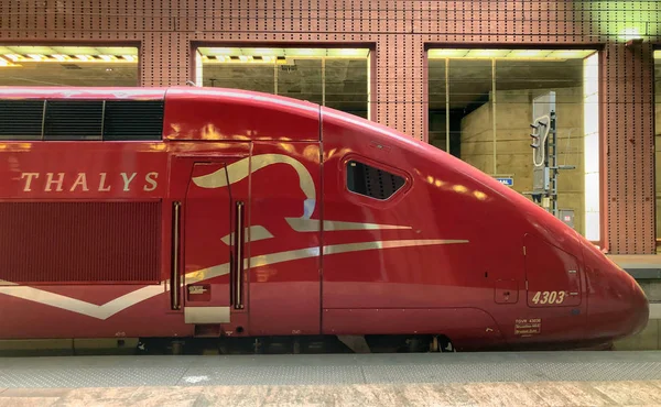 Antwerp, Belçika-Haziran 2019: Insanlar Paris bağlı Thalys yüksek hızlı tren TGV yatılı