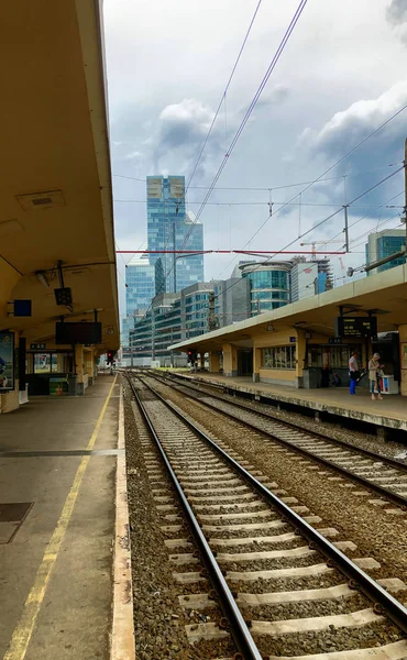 Bruxelles, Belgio Giugno 2019: Pendolari in attesa sulla banchina della stazione ferroviaria di Bruxelles Nord — Foto Stock