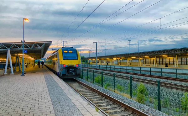 Brecht, Belgium - June 2019: A commuter train in the Noorderkempen railway station in Brecht at sunrise — Stock Photo, Image