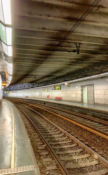Prázdná železnice a nástupiště železničního nádraží Brusel-Lucembursko — Stock fotografie