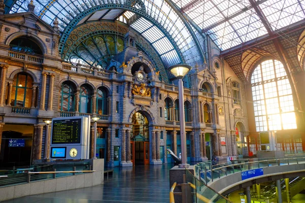 Antverpy, Belgie-červen 2019: Interiér centrálního vlakového nádraží v Antverpách se sluncem svítícíma skleněnými okny — Stock fotografie