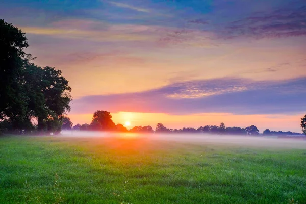 Colorido amanecer brillante — Foto de Stock