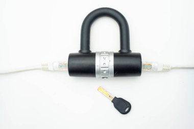 Anahtarlı bir kilitten geçen iki bilgisayar ağı kablosu