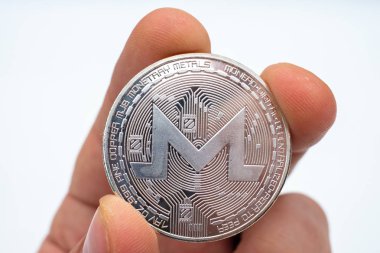 El tutan bir Monero kripto para sikke