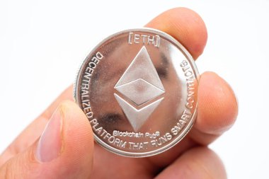 El tutan bir Eth Ethereum kriptopara sikke
