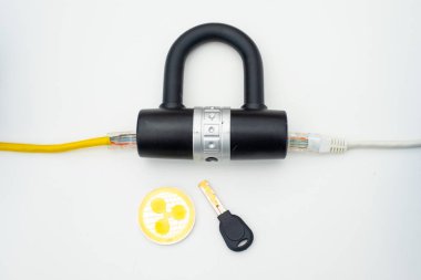 Bir anahtar ve bir kripto para para sikke ile bir kilit geçiyor iki bilgisayar ağı kabloları