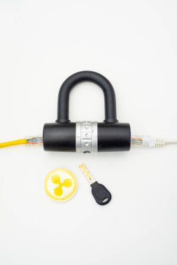 Bir anahtar ve bir kripto para para sikke ile bir kilit geçiyor iki bilgisayar ağı kabloları