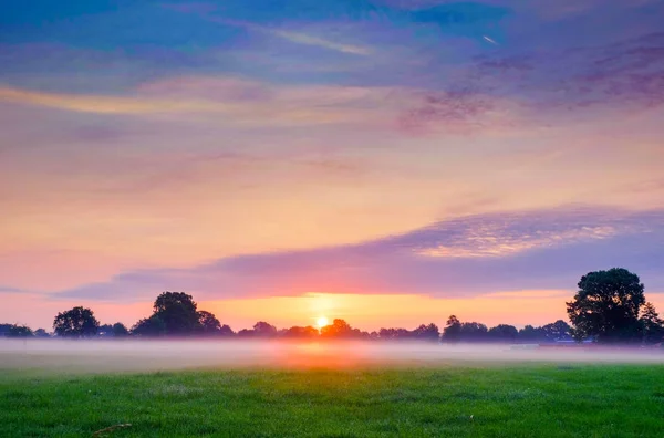 Colorido amanecer brillante — Foto de Stock