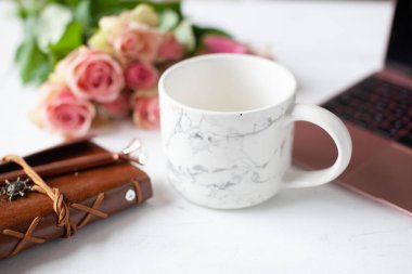 Bir kadının stilize ofis masası. 