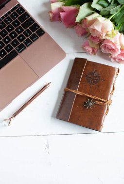 Bir kadının stilize ofis masası. 