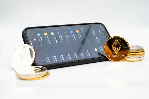 Cryptocurrency tőzsdei app nyitott a smartphone — Stock Fotó