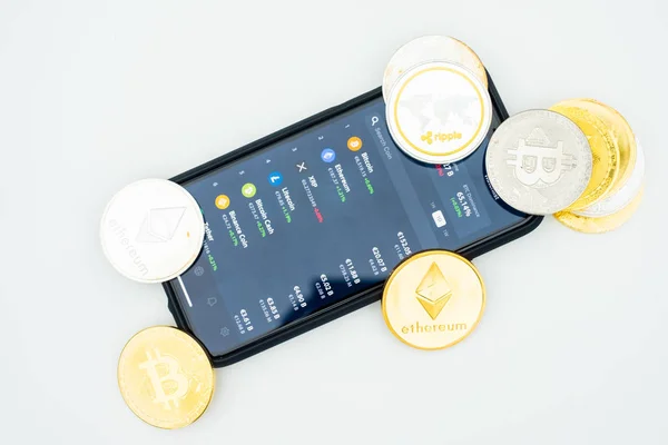 Cryptocurrency Stock Market-app openen op een smartphone — Stockfoto