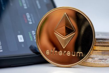 Kripto para borsası uygulaması akıllı telefonda açılıyor
