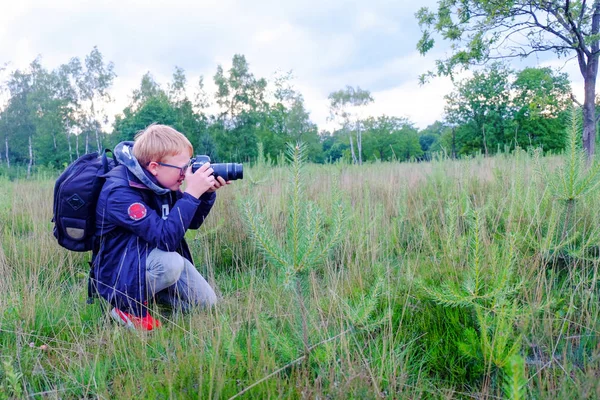 Joven fotógrafo tomando fotografías — Foto de Stock