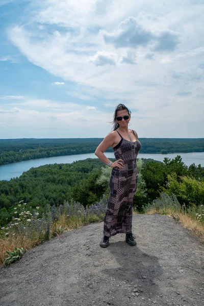 Mujer fuerte en la naturaleza — Foto de Stock