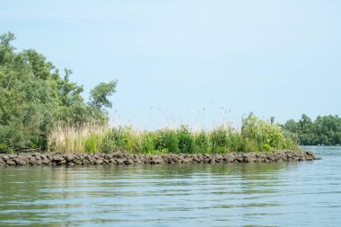 Dalgakıranlı pastoral sakin gölün manzara manzarası
