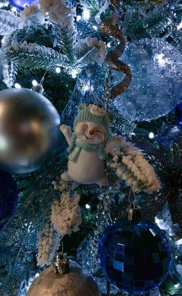 Zblízka krásně zdobené vánoční ozdoby v vánoční stromeček — Stock fotografie