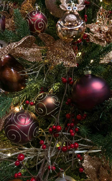 Zbliżenie pięknie urządzone ozdoby świąteczne w choince — Zdjęcie stockowe