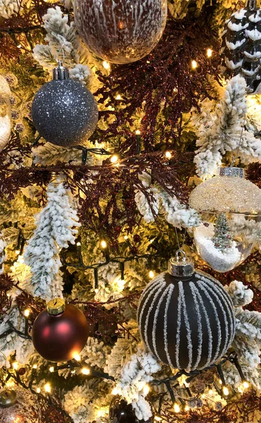 Zblízka krásně zdobené vánoční ozdoby v vánoční stromeček — Stock fotografie