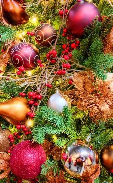 Close up of beautifully decorated Christmas ornament decorations in a Christmas tree — Stock Photo, Image