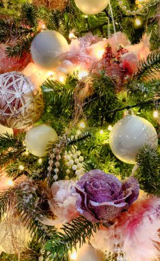 Noel ağacındaki güzel dekore edilmiş Noel süslemelerini kapat.