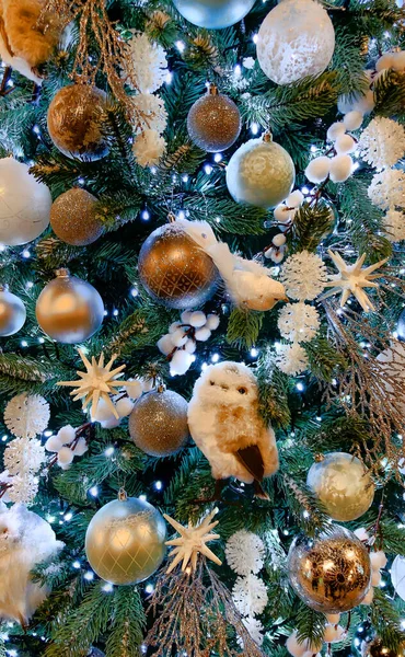 Close up of beautifully decorated Christmas ornament decorations in a Christmas tree — Stock Photo, Image