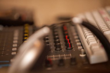 Ses karıştırma kontrol panelinin kapatılması, dj ekipmanı