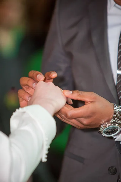 Gelin ve damat arasında nikah yüzüğü alışverişi. — Stok fotoğraf