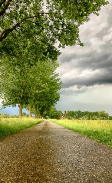 La llegada de una gran tormenta, tempestad o huracán sobre el paisaje rural. — Foto de Stock