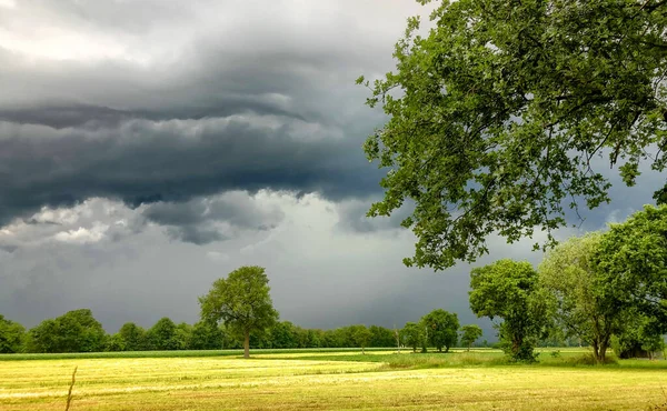 Прихід великої бурі, бурі або урагану над сільським пейзажем . — стокове фото