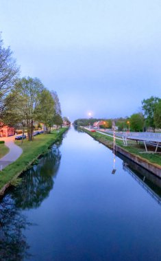 Dramatik ve büyüleyici rengarenk günbatımı gökyüzü bir kanal üzerinde