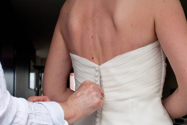 Damigella d'onore è allacciatura abito da sposa bianco per la sposa. — Foto Stock