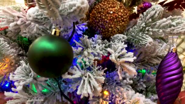 Close up of a Christmas tree with lights glittering at night. — Stock Video