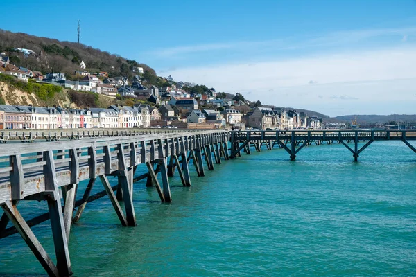 Fecamp Limanı 'nın girişindeki rıhtımın manzarası