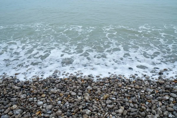 Praia com seixos na Normandia, França — Fotografia de Stock