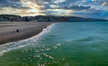 Bir su kütlesinin üzerinde dramatik bir gün batımı