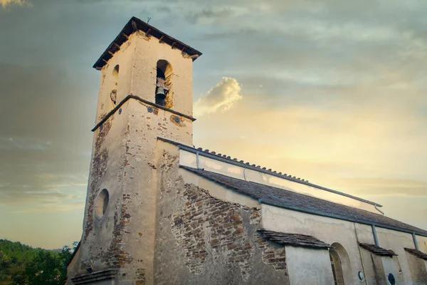 프랑스 의작은 마을 의전 형적 인 교회 — 스톡 사진