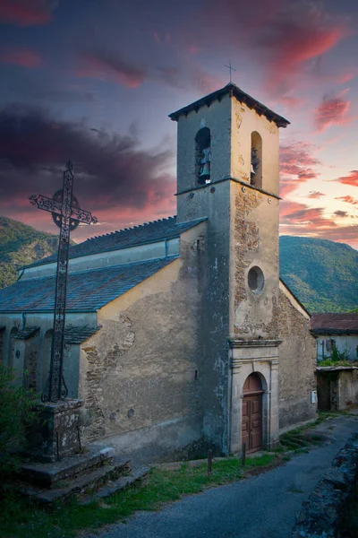 Igreja típica em uma pequena aldeia francesa — Fotografia de Stock