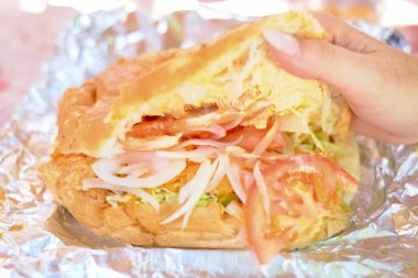 Alüminyum folyoda döner kebap sandviçi