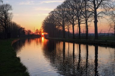 Nehir ya da kanalda gün batımının muhteşem manzarası