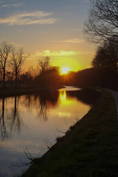 Panorama d'un magnifique coucher de soleil panoramique sur une rivière ou un canal — Photo